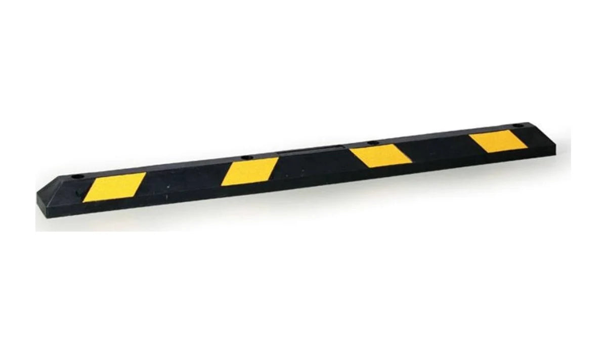 Čierno-žltý gumený parkovací doraz dlhý 180 cm na bielom pozadí