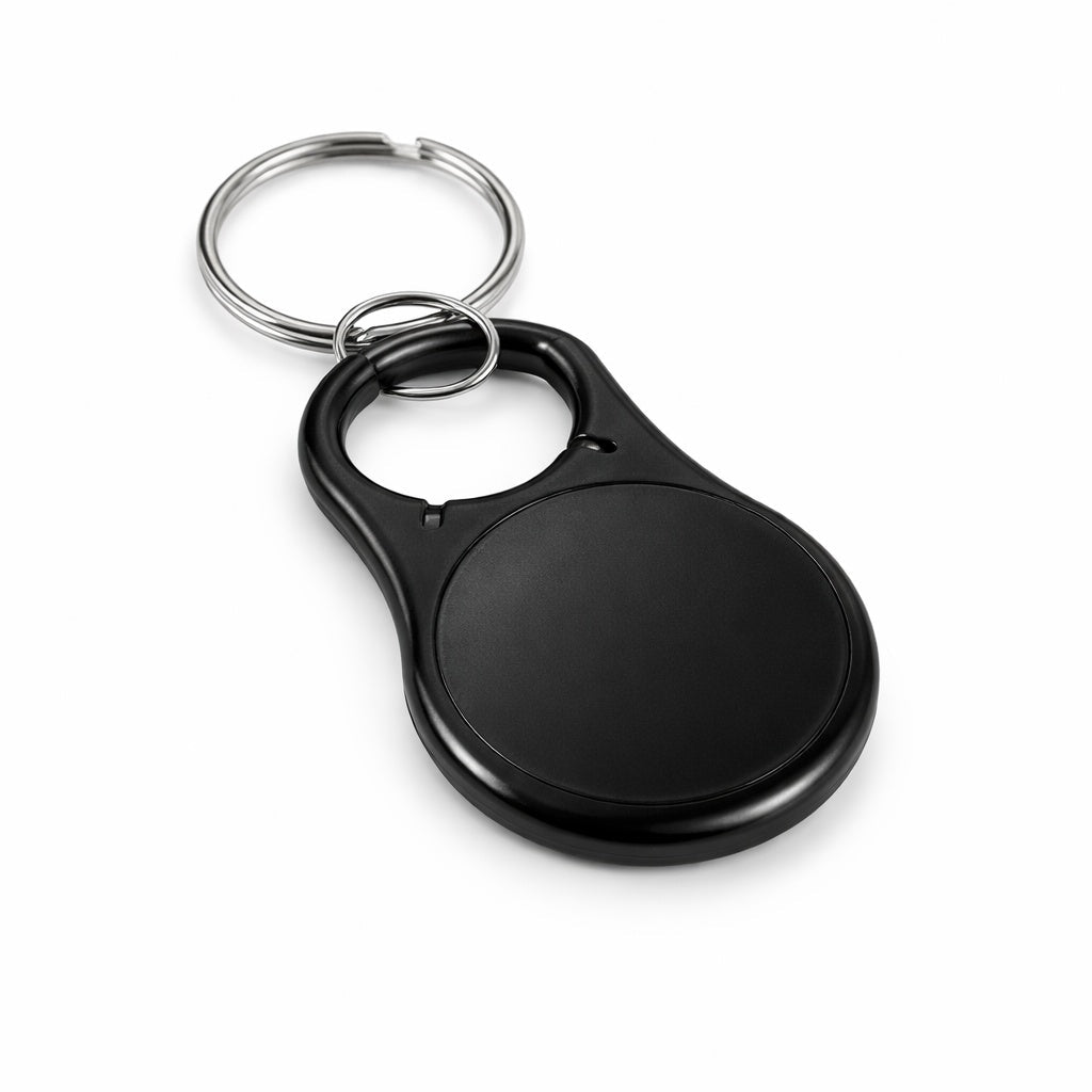 Plastový čierny RFID prívesok na bielom pozadí