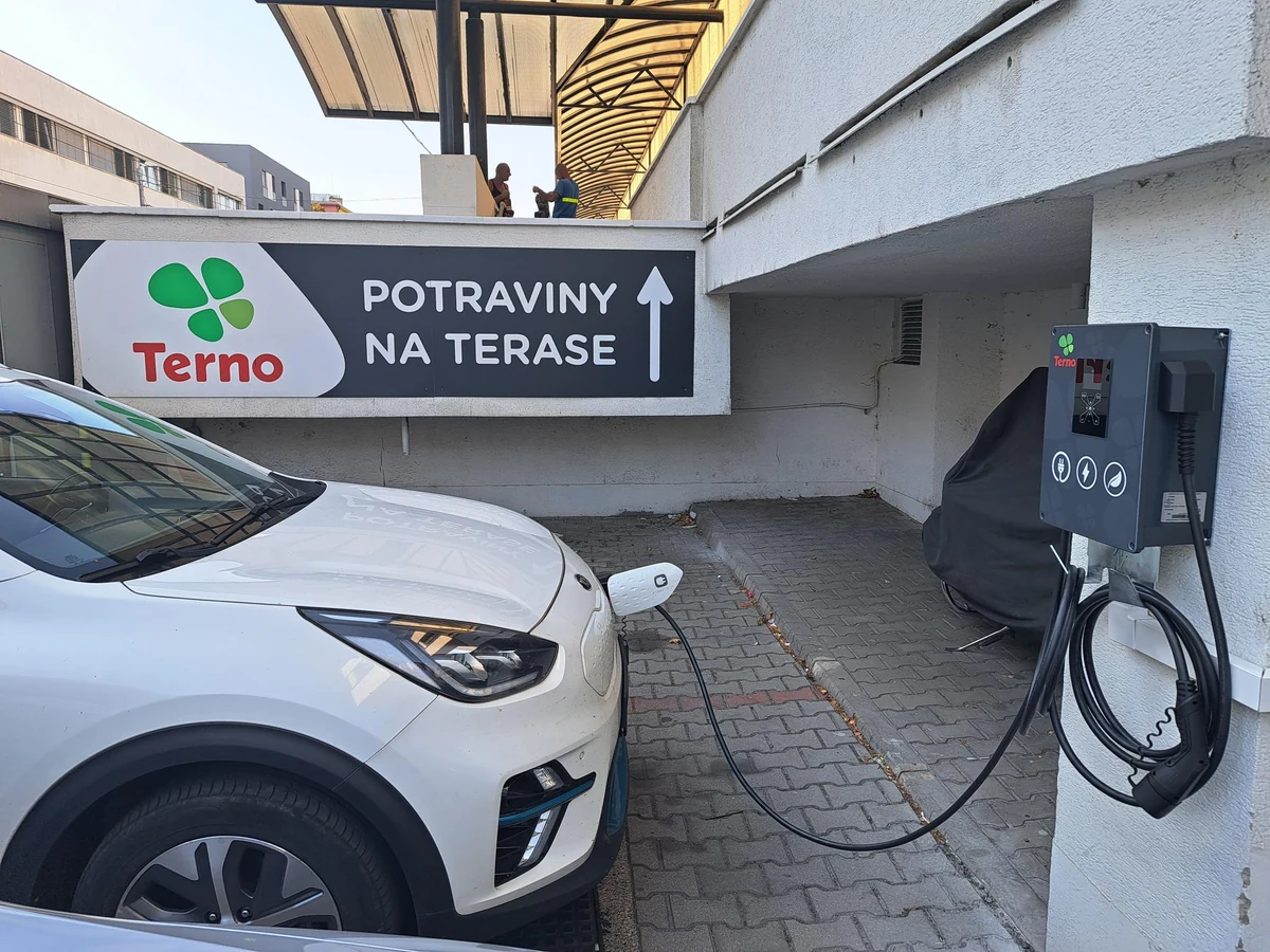 Charging at a Terno shop: a connected vehicle and wall-mounted station.