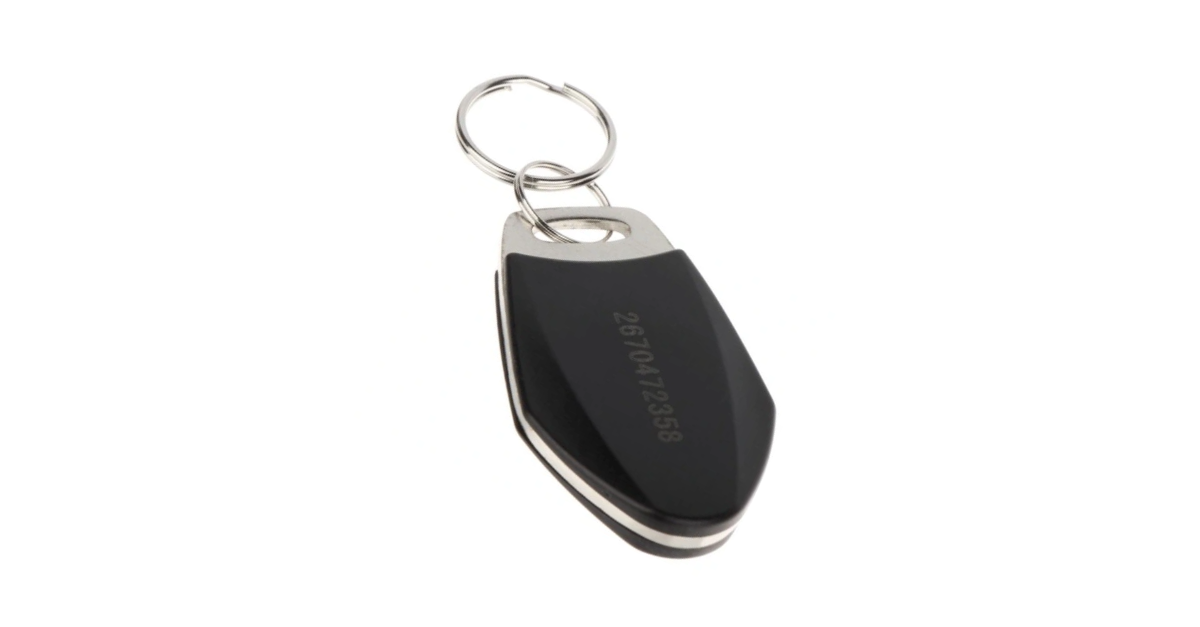 Kovový RFID prívesok na bielom pozadí
